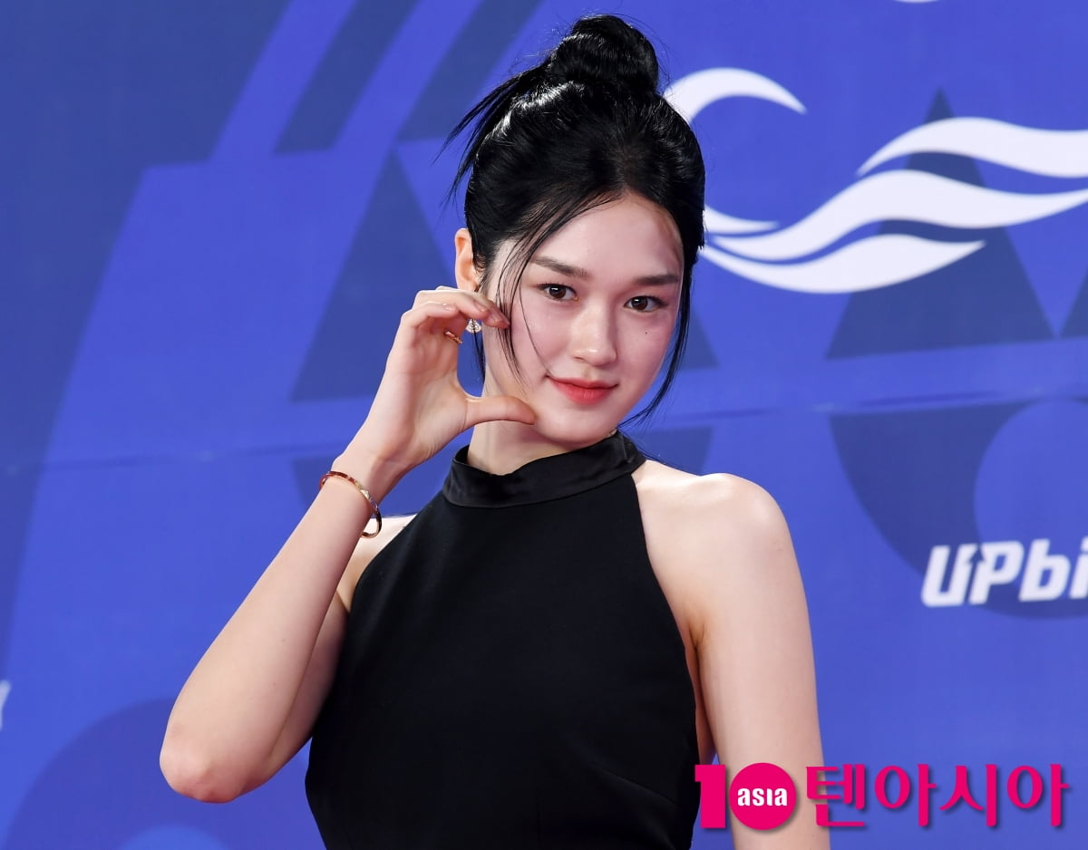 Actress Lee Soo-hyun Shines at the 4th Blue Dragon Series Awards Red Carpet