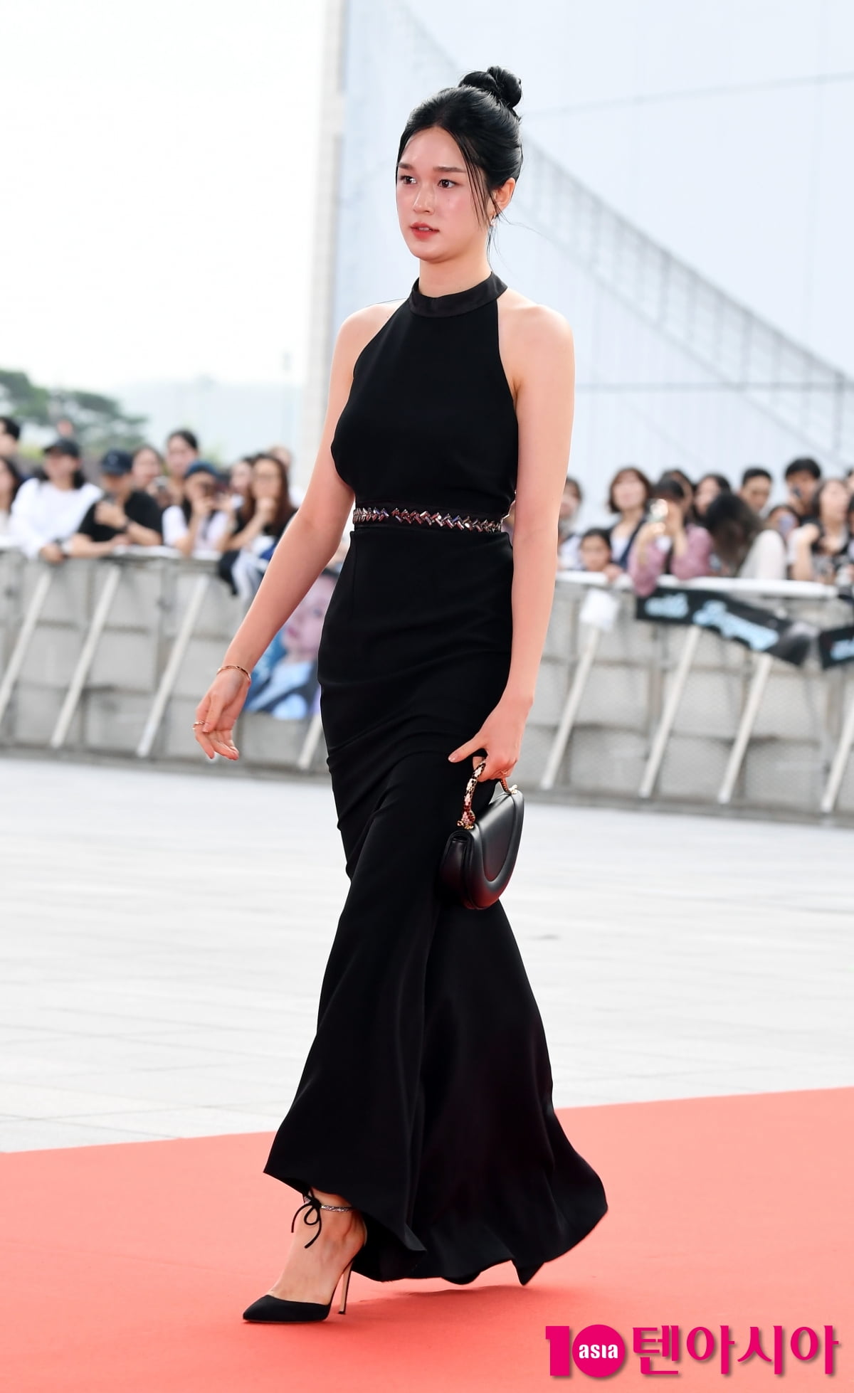 Actress Lee Soo-hyun Shines at the 4th Blue Dragon Series Awards Red Carpet