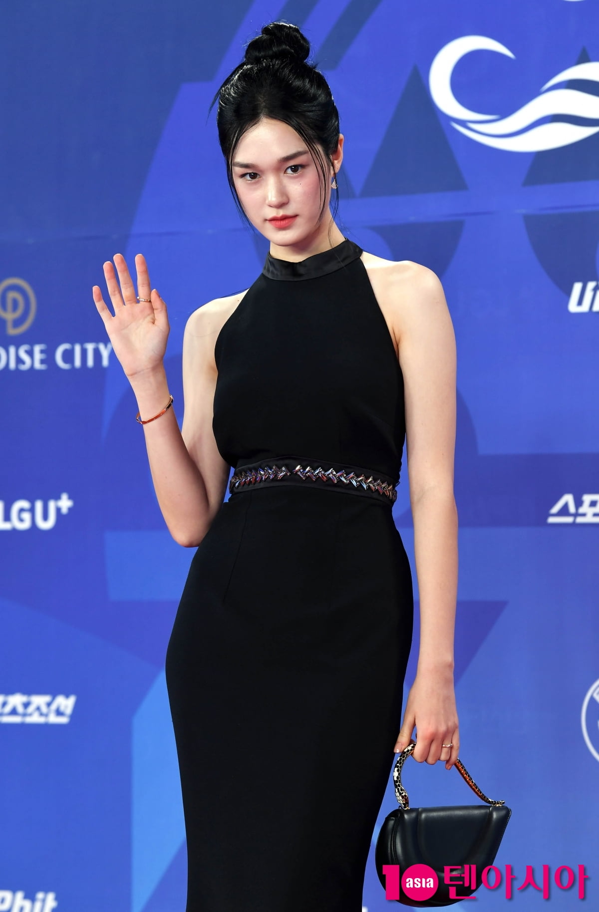 Actress Lee Soo-hyun Shines at the 4th Blue Dragon Series Awards Red Carpet