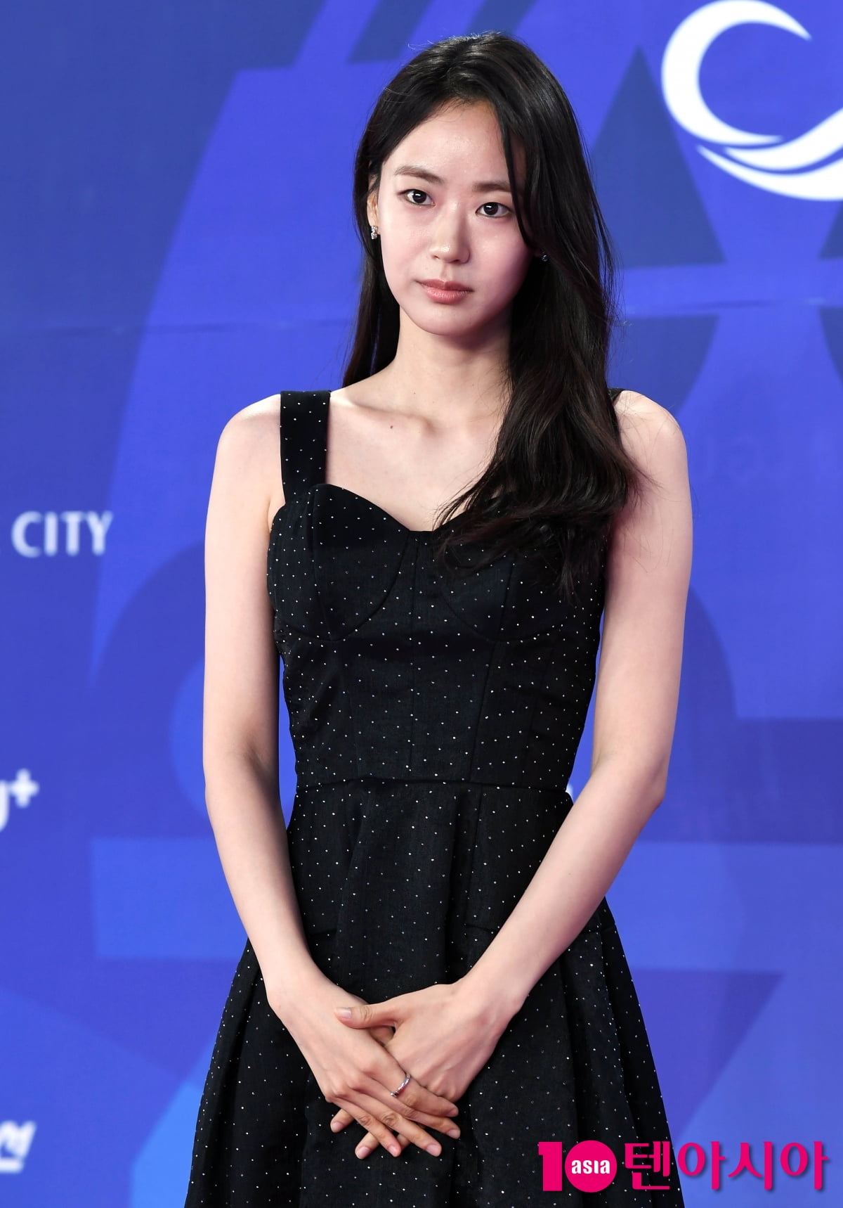 Lee Yi-dam Graces the Red Carpet at the 4th Blue Dragon Series Awards