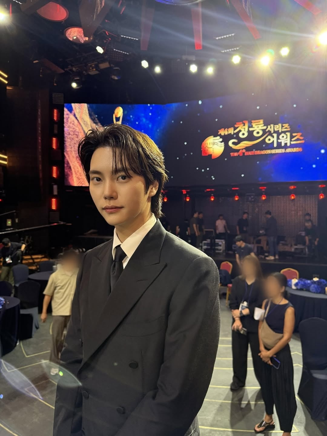 Jung Hyun-kyu Shines on the Red Carpet with Impeccable Suit Style