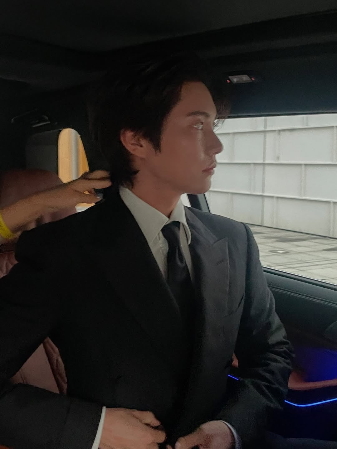 Jung Hyun-kyu Shines on the Red Carpet with Impeccable Suit Style