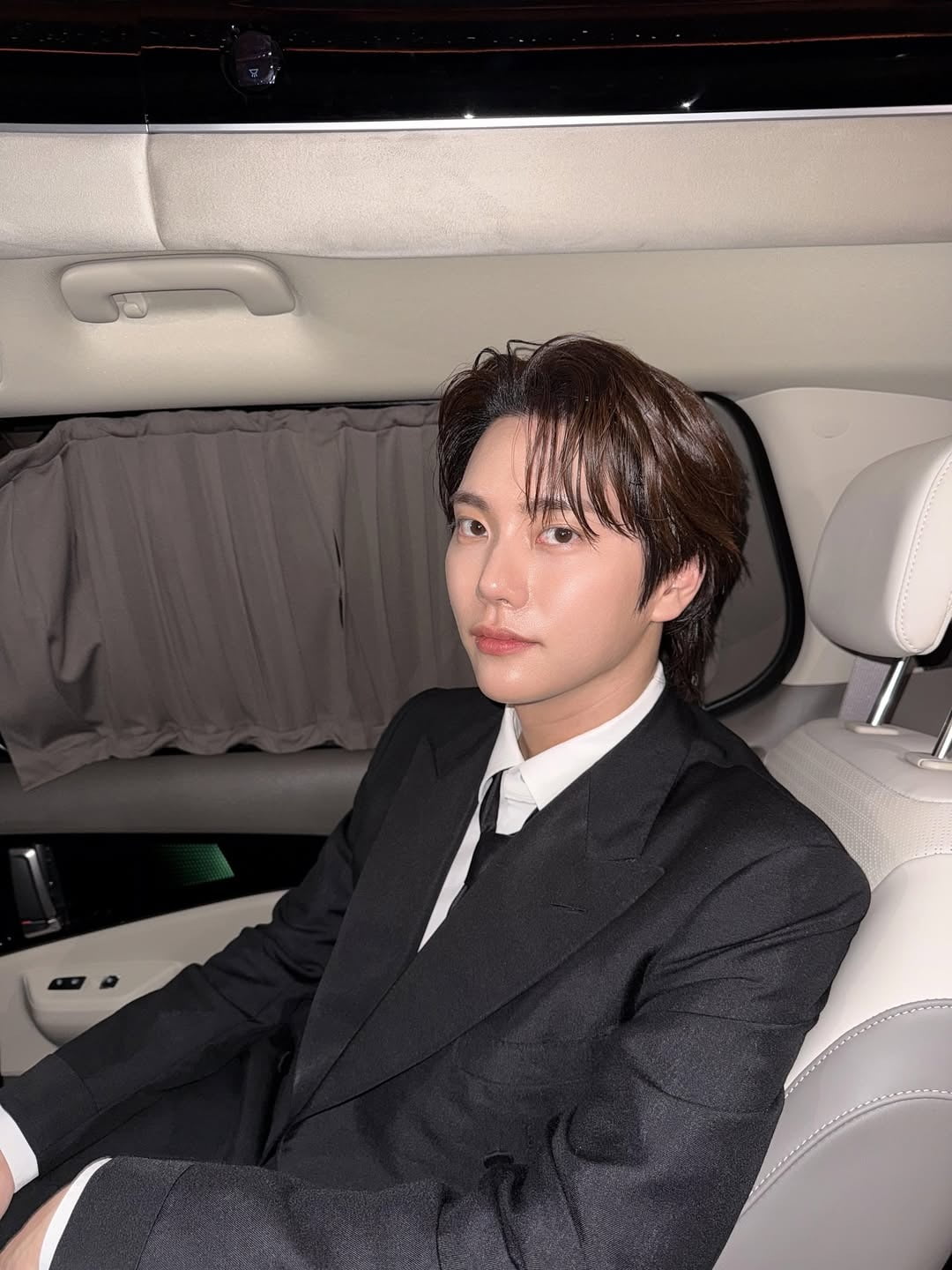 Jung Hyun-kyu Shines on the Red Carpet with Impeccable Suit Style