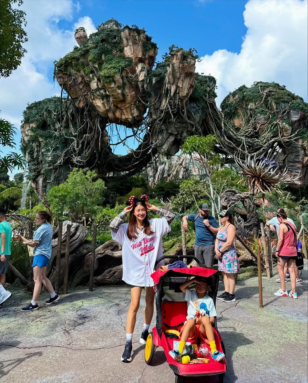 イ・シヨン、ディズニーワールドでの息子との旅行を公開し話題に