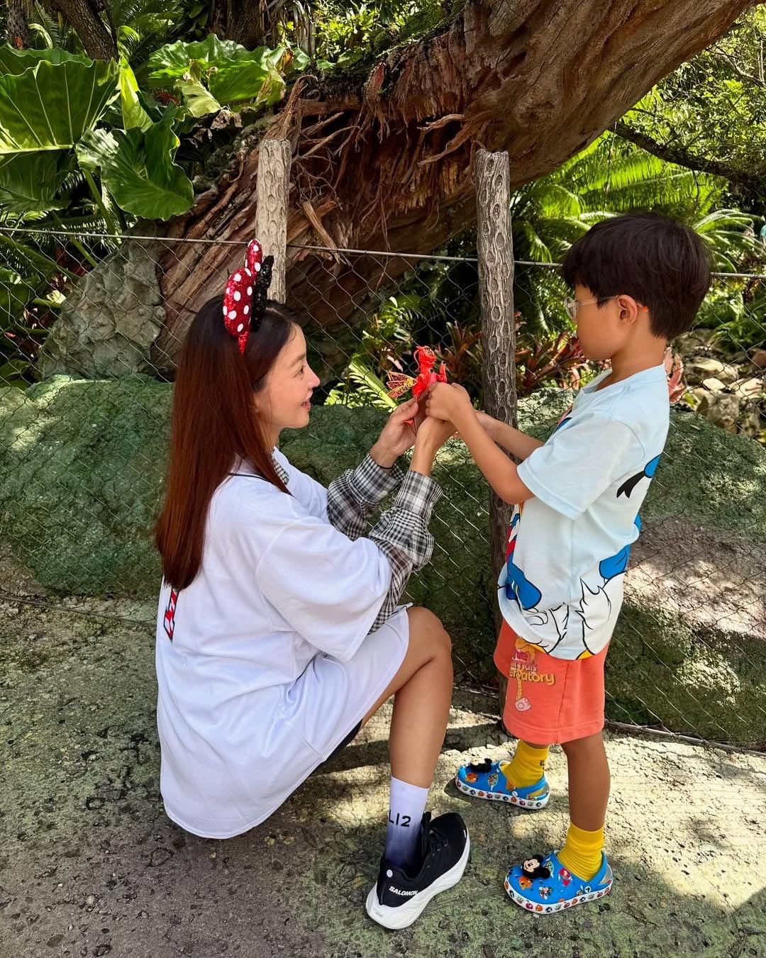 イ・シヨン、ディズニーワールドでの息子との旅行を公開し話題に