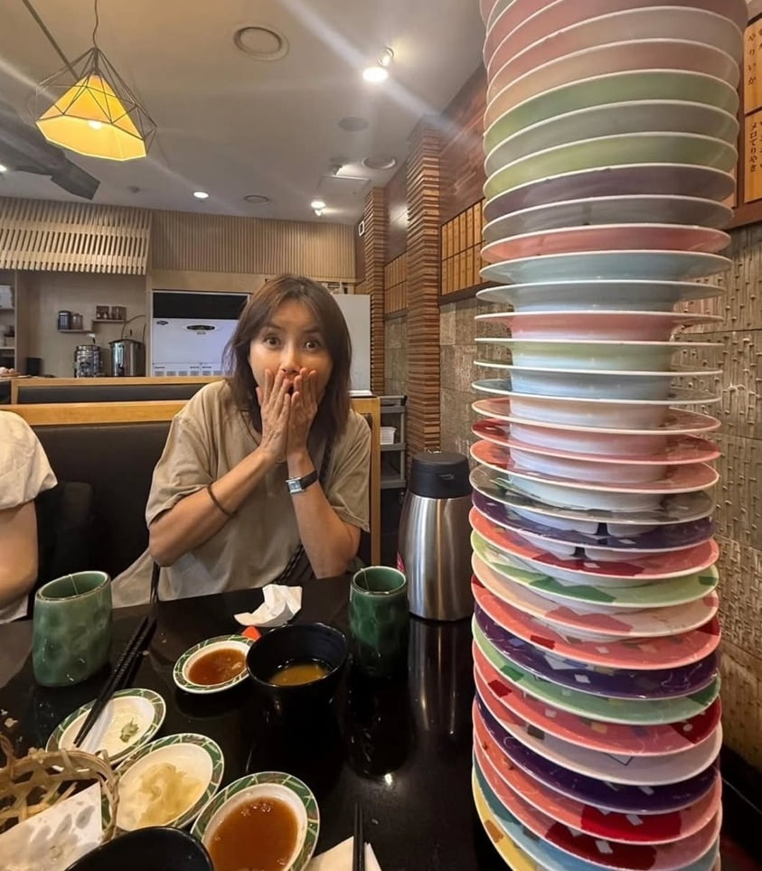 Shin Ae-ra Impresses with Towering Sushi Plates and Daily Life Skills
