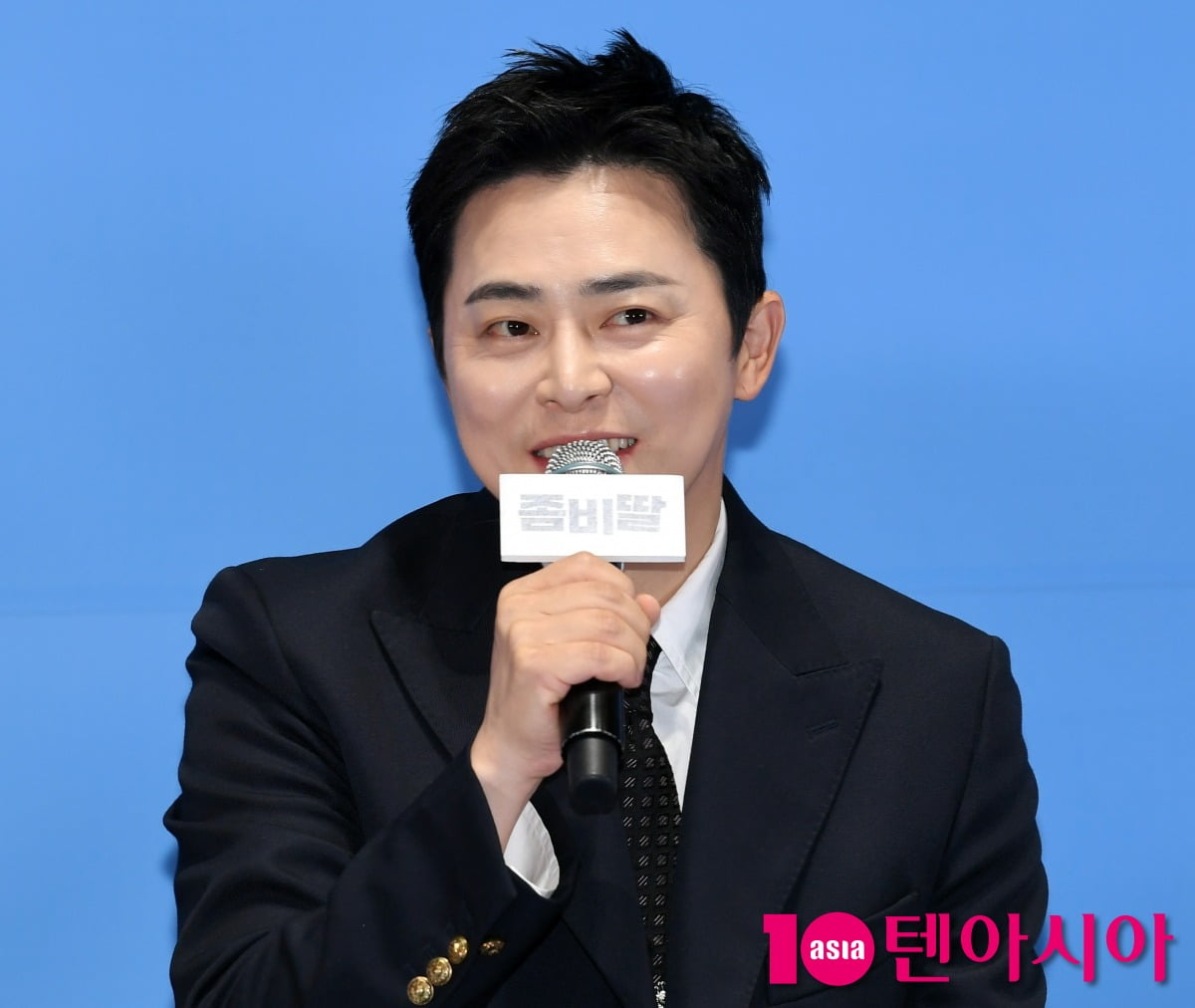 Jo Jung-suk Shines as a Devoted Father in New Zombie Comedy 'Zombie Daughter'