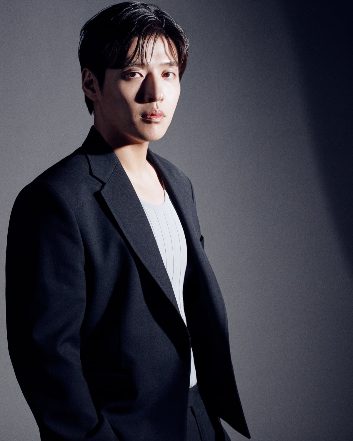 Kang Ha-neul Shines in Fifth Project of the Year with Netflix Thriller '84 Square Meters'