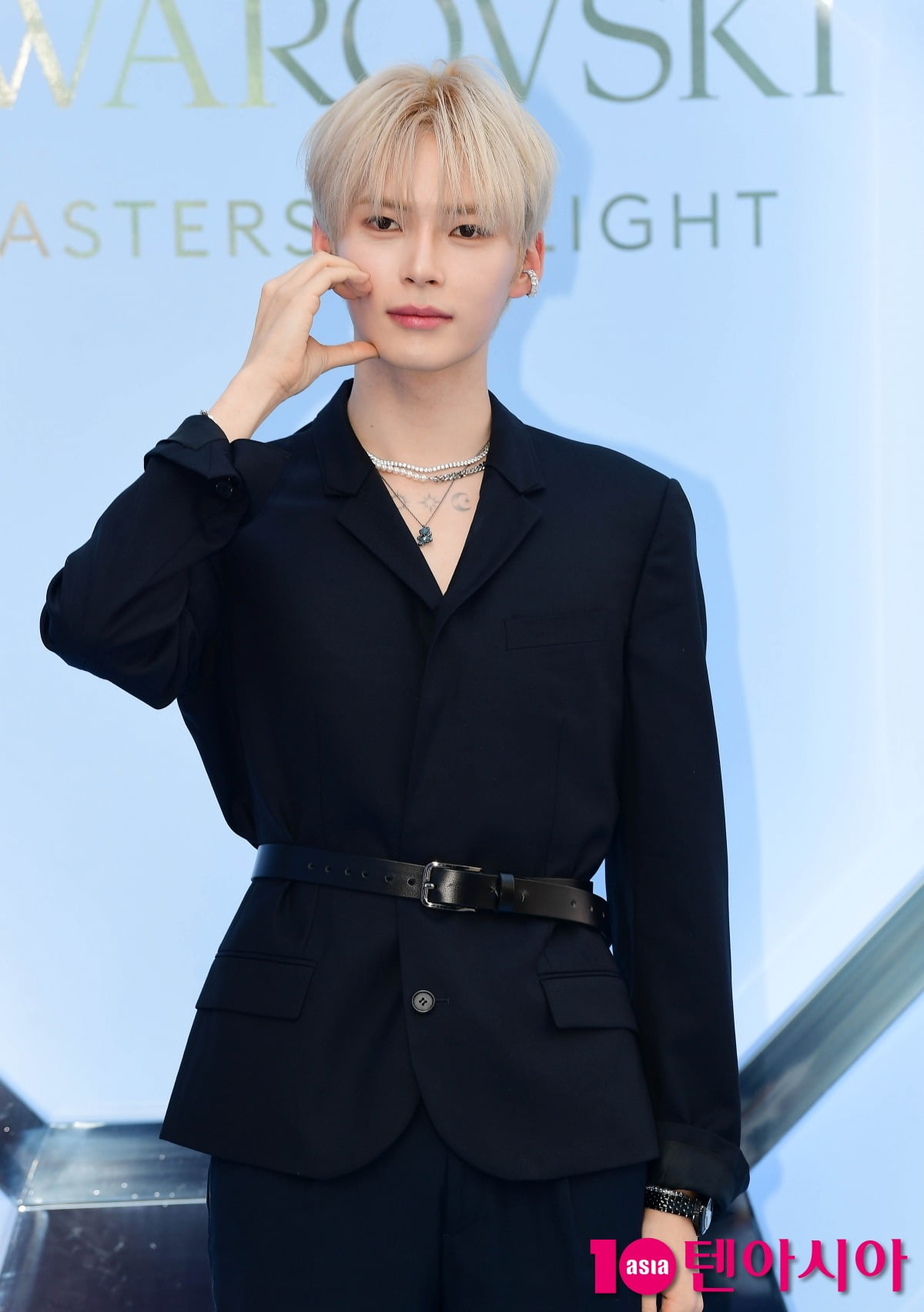 Sung Han-bin Shines as New MC in 'Street Woman Fighter 3' Amid Controversies