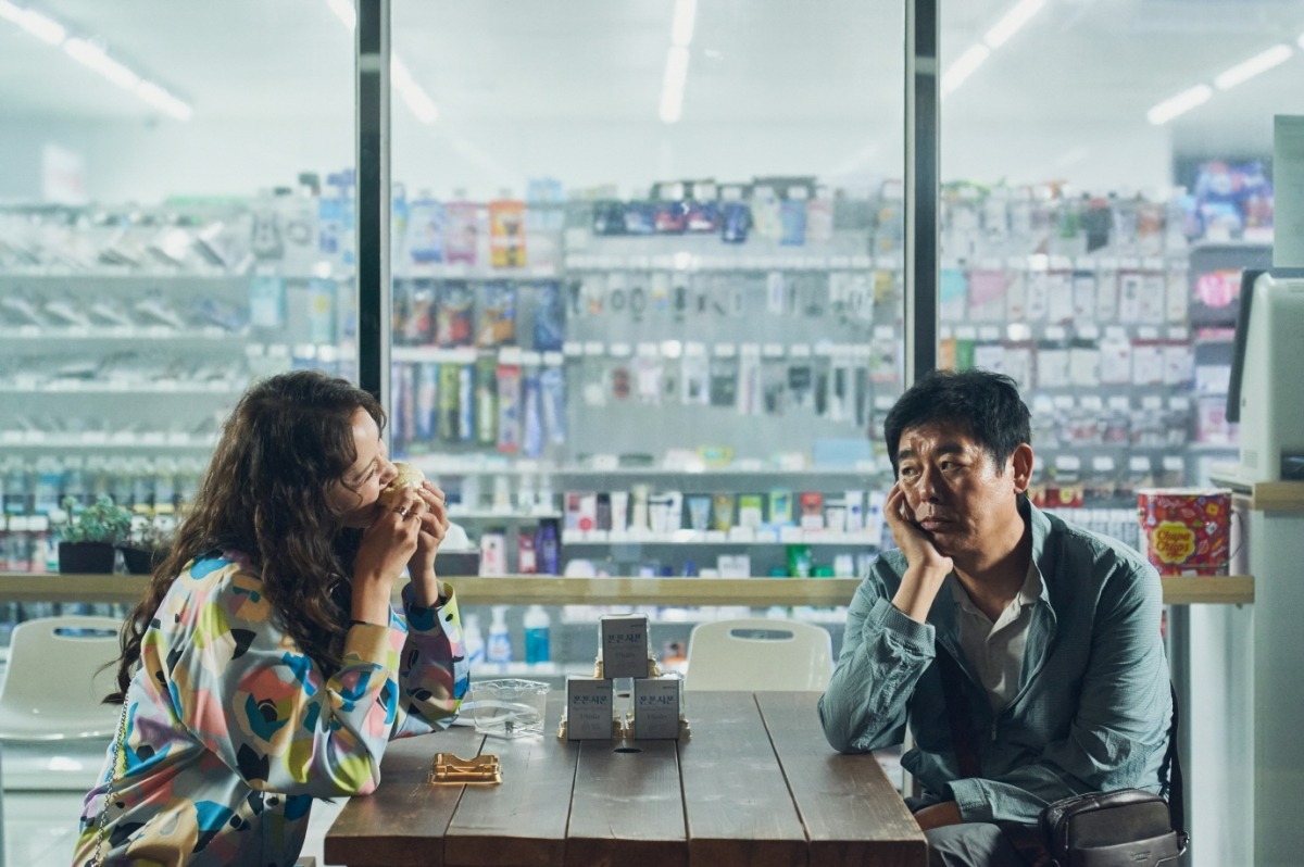 Unique Chemistry Between Im Yoon-ah and Sung Dong-il in 'The Devil Came Home'