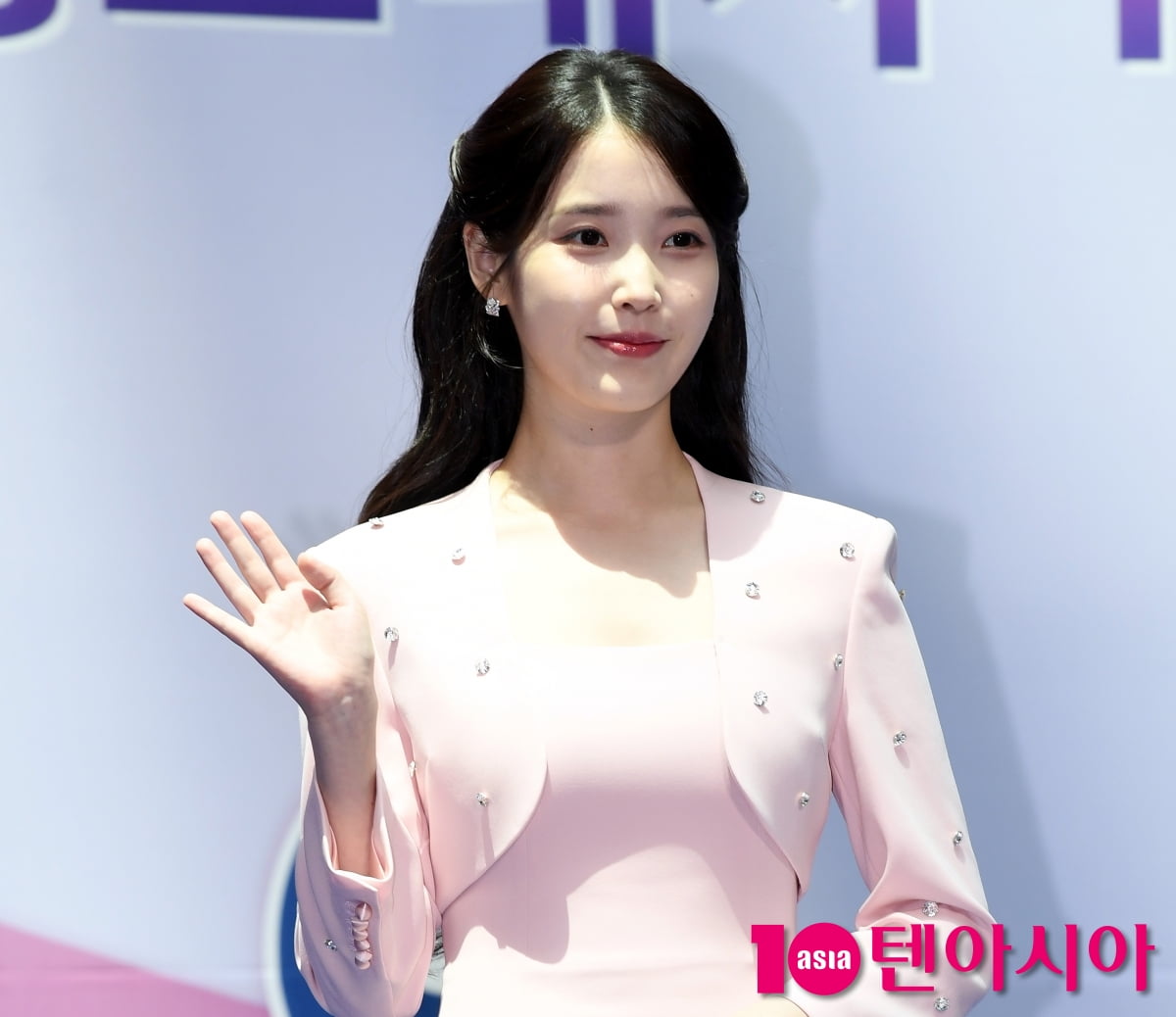 IU Appointed as Incheon Airport Customs Ambassador