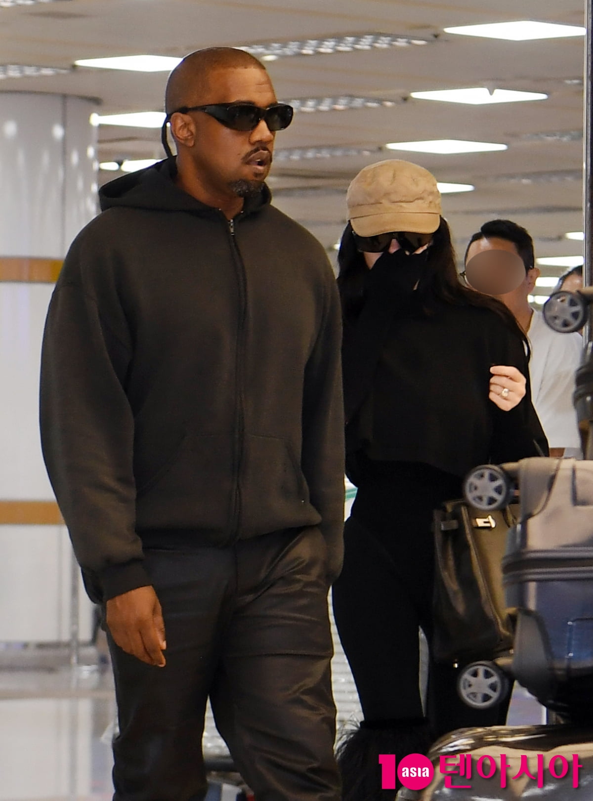アーティスト・イェ、妻ビアンカ・センソリと共に日本から韓国へ入国