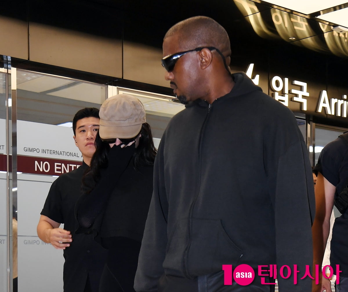 アーティスト・イェ、妻ビアンカ・センソリと共に日本から韓国へ入国