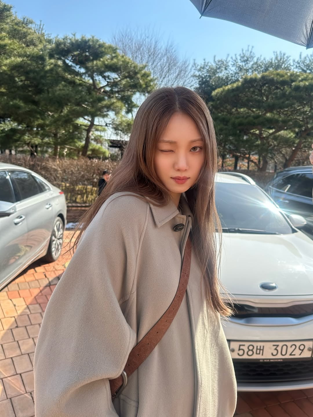 Lee Sung-kyung Captivates Fans with Stunning Beauty on 'Good Man' Set