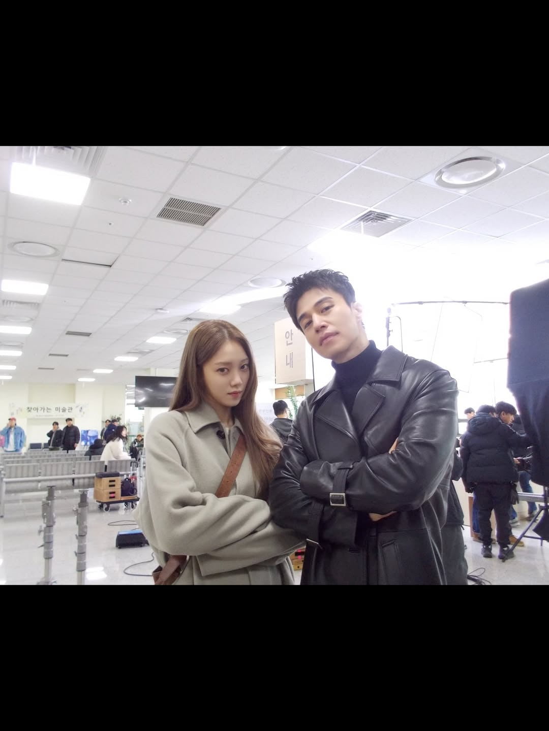 Lee Sung-kyung Captivates Fans with Stunning Beauty on 'Good Man' Set