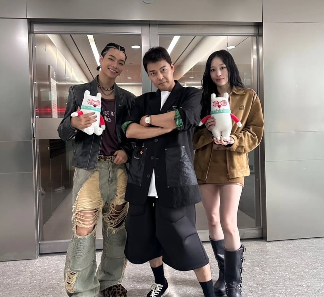 Korean TV Host Jun Hyun-moo Stuns with Idol-like Visuals in Latest Photos