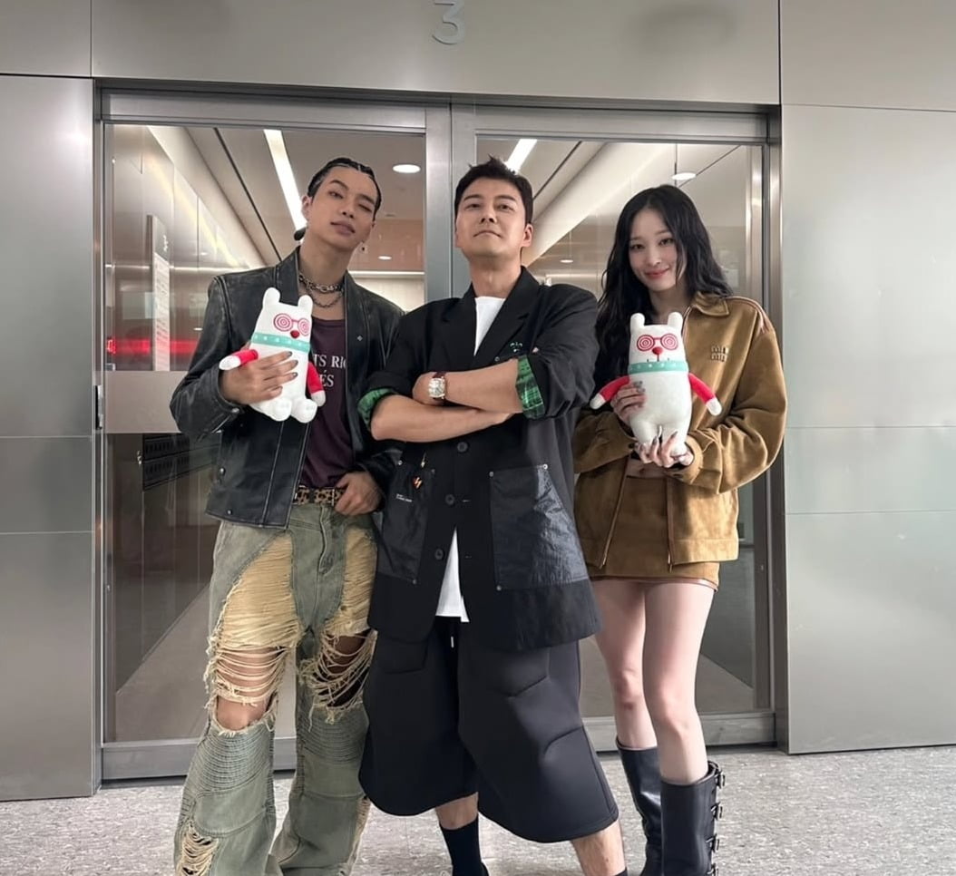 Korean TV Host Jun Hyun-moo Stuns with Idol-like Visuals in Latest Photos