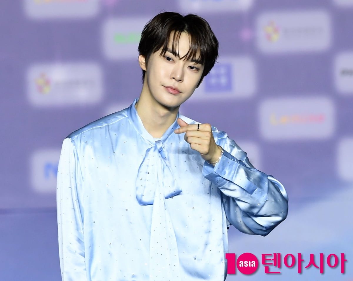 NCTのドヨン、2025 SBS歌謡大典サマーのブルーカーペットに登場