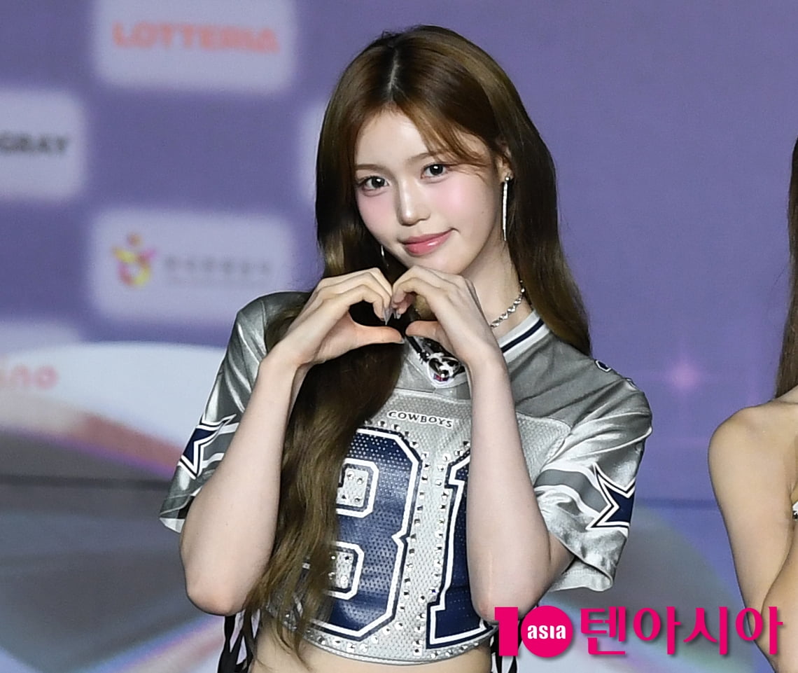 Izna's Jeong Sae-bi Shines on the Blue Carpet at '2025 SBS Gayo Daejeon Summer'