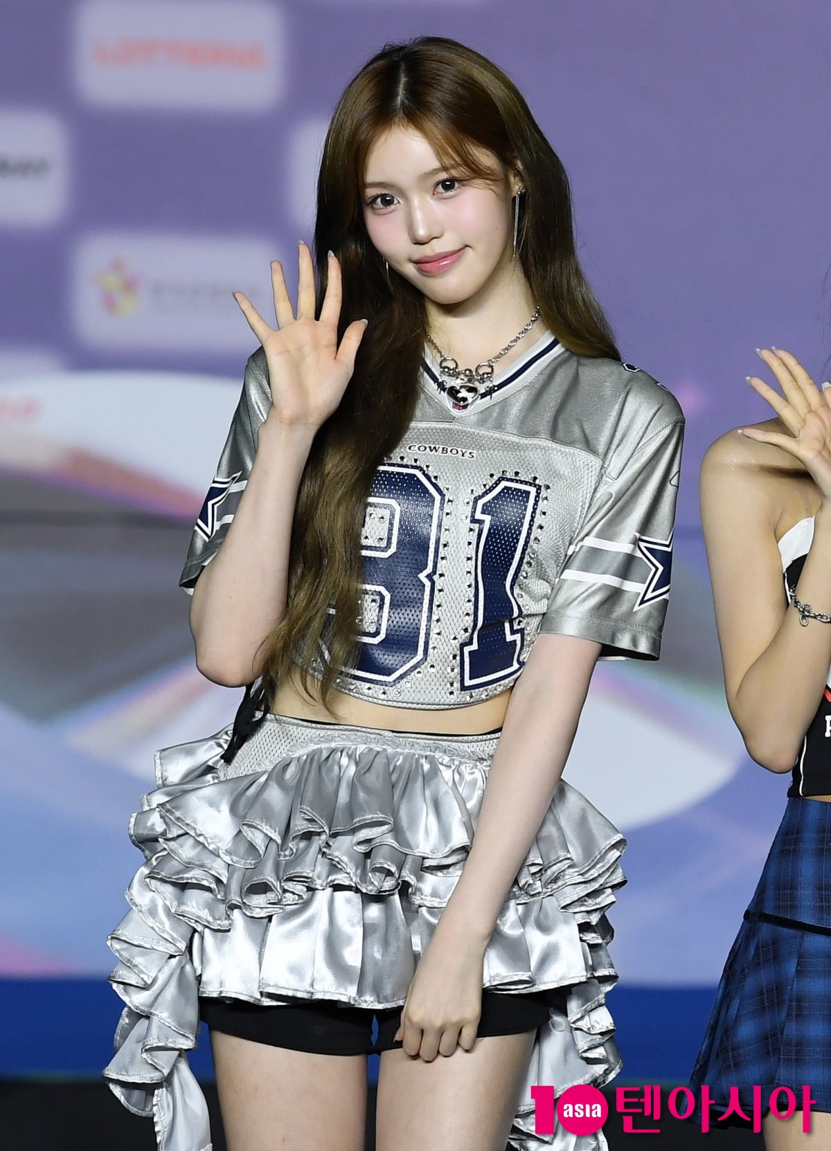 Izna's Jeong Sae-bi Shines on the Blue Carpet at '2025 SBS Gayo Daejeon Summer'