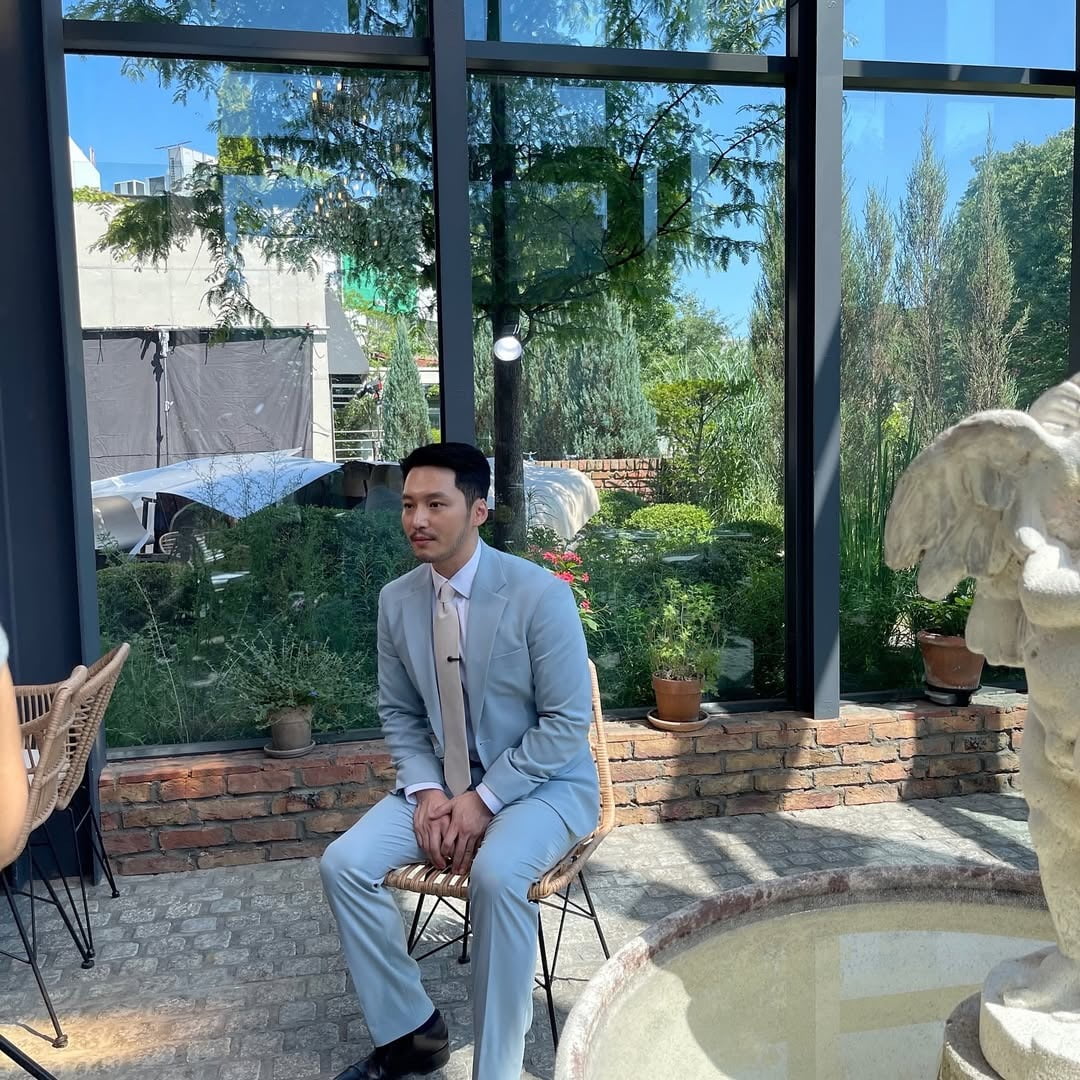 Actor Byun Yo-han Captivates Fans with Dapper Suit and Warm Smile