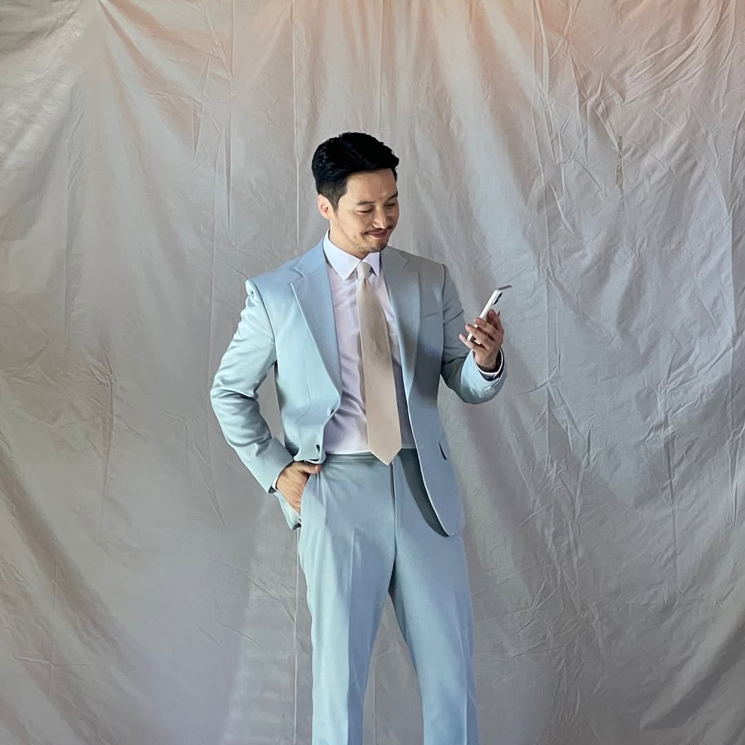 Actor Byun Yo-han Captivates Fans with Dapper Suit and Warm Smile