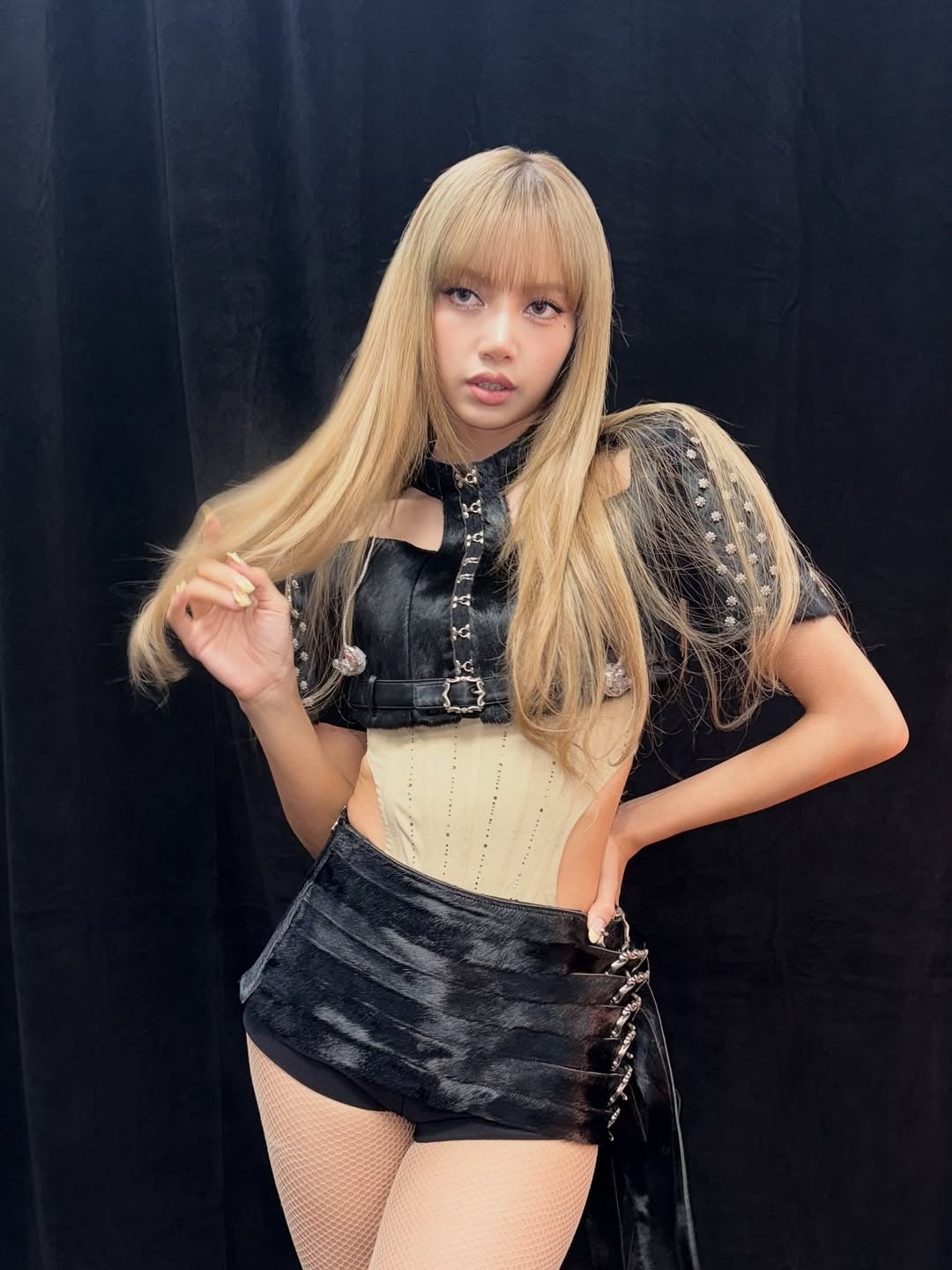 BLACKPINK's Lisa Captivates Global Fans with Stunning Instagram Update