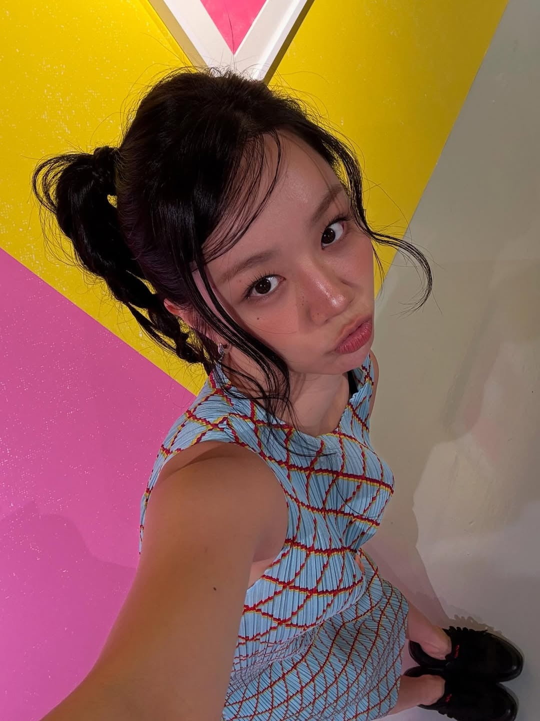 K-Pop Star Hyeri Dazzles Fans with Rainbow Aura and Real Estate Success