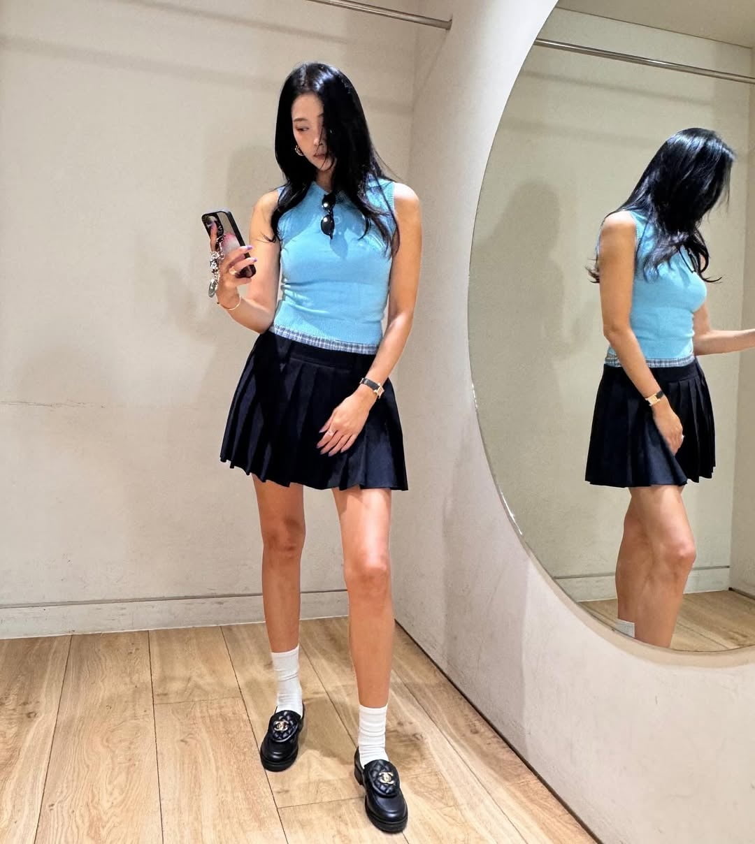 Korean Actress Oh Yoon-ah Stuns with Youthful and Chic Summer Look on Instagram