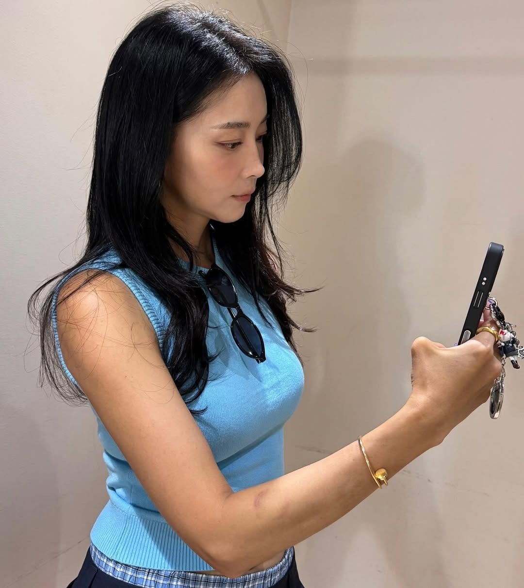 Korean Actress Oh Yoon-ah Stuns with Youthful and Chic Summer Look on Instagram