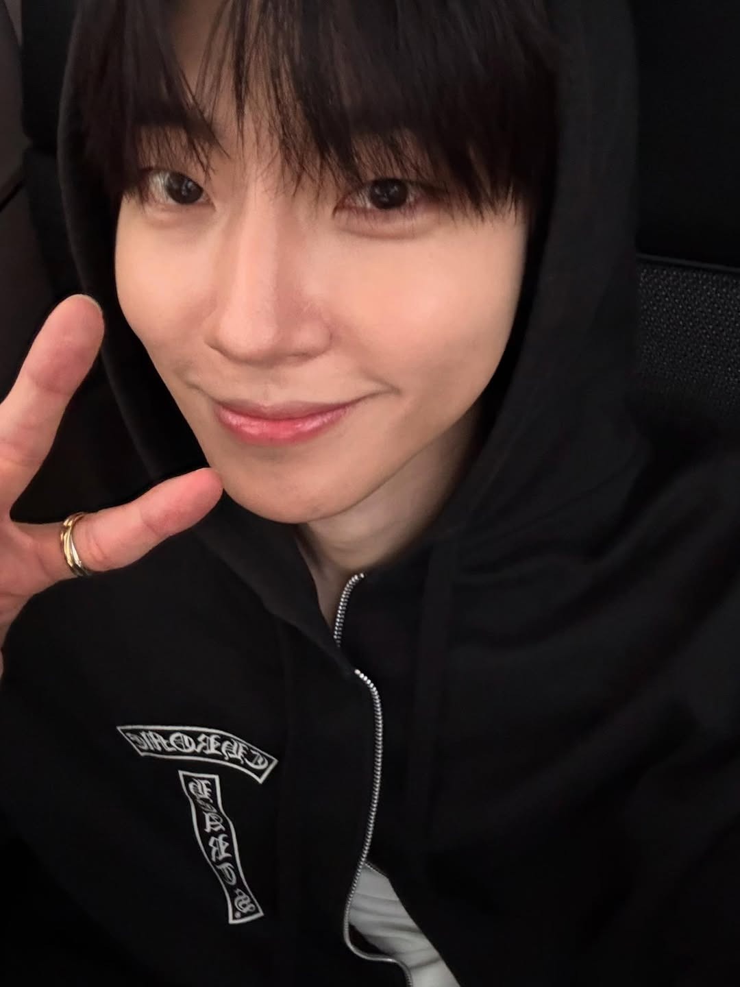 Hwang In-yeop Charms Fans with Youthful Visuals on Instagram