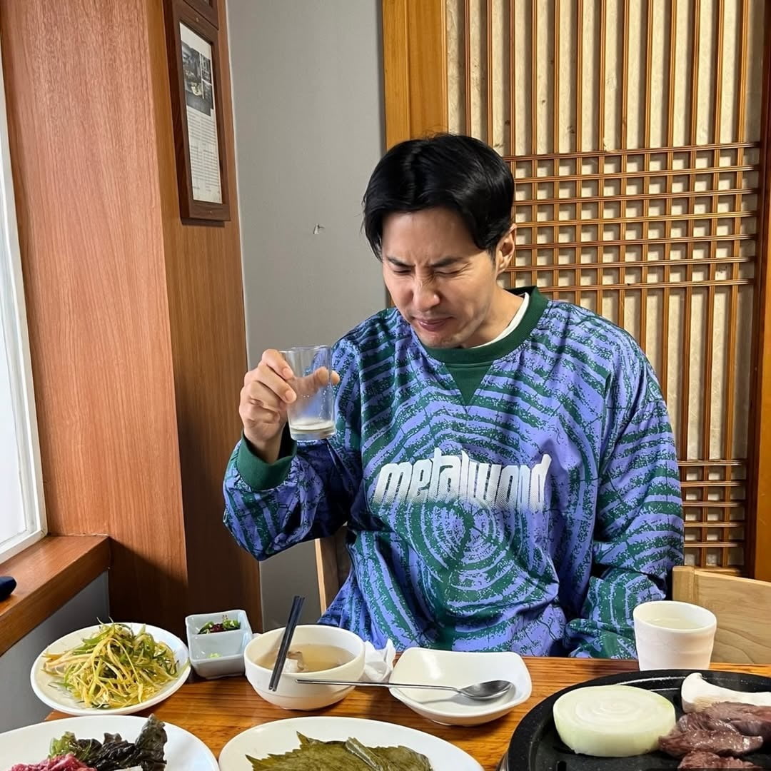 Actor Kim Ji-seok Shares Captivating Summer Moments on Instagram