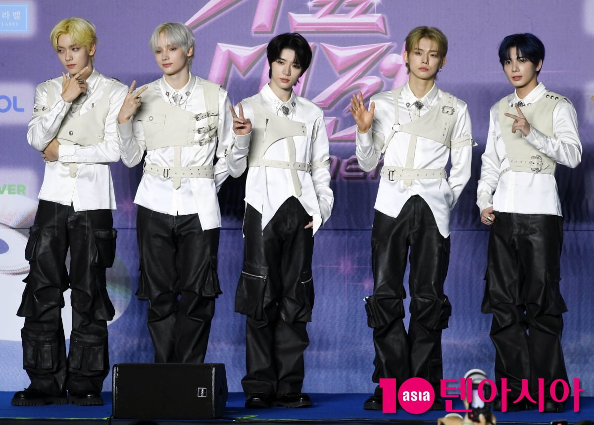 TOMORROW X TOGETHER Shines on the Blue Carpet at '2025 SBS Gayo Daejeon Summer'