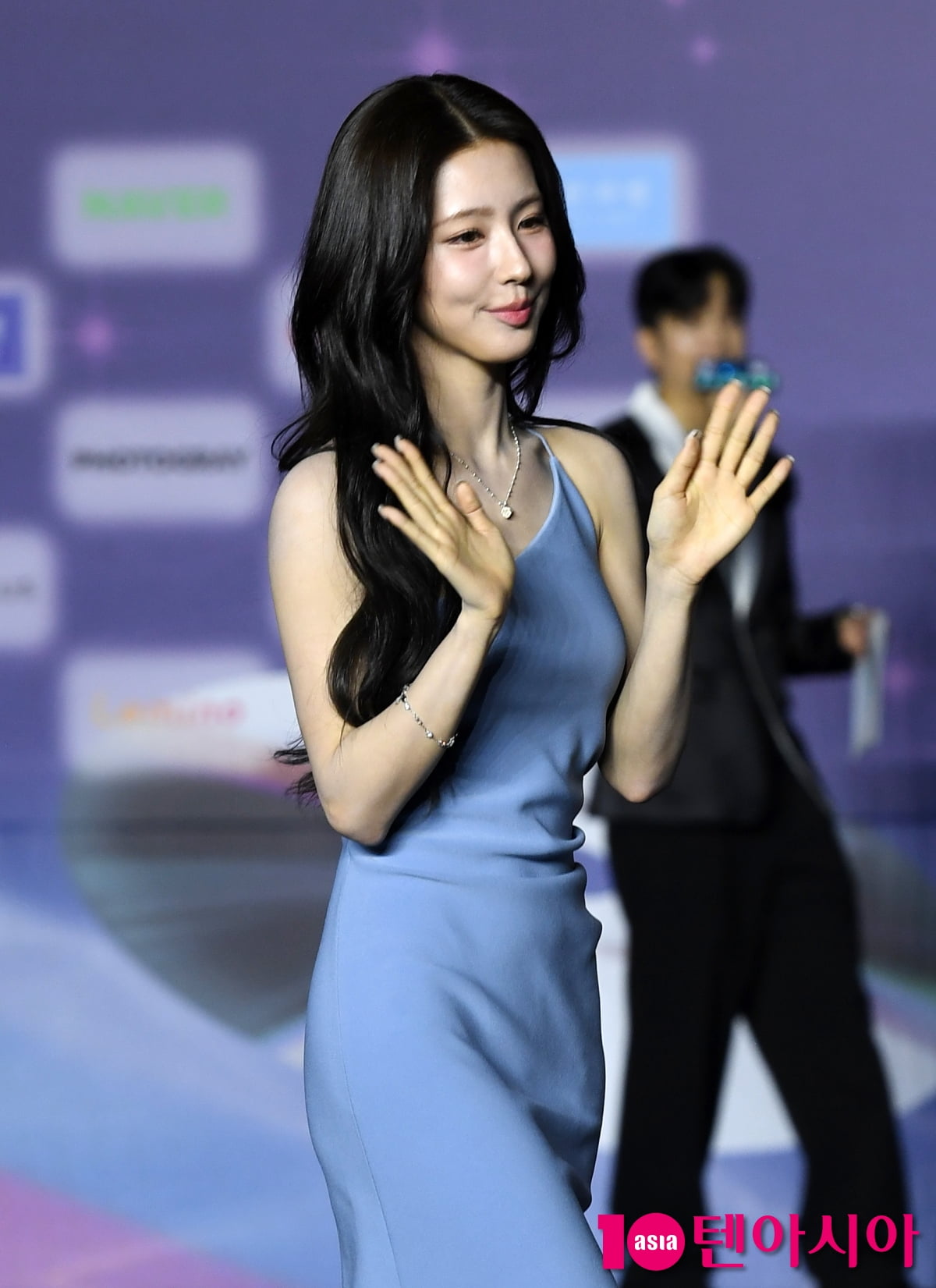 ミヨン、'2025 SBS 가요대전 Summer'で輝くポーズを披露