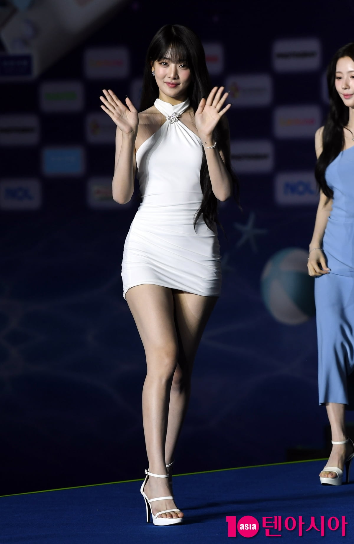 【(ヨジャ)アイドル】ミンニ、2025 SBS歌謡大典サマーで魅力的なポーズを披露