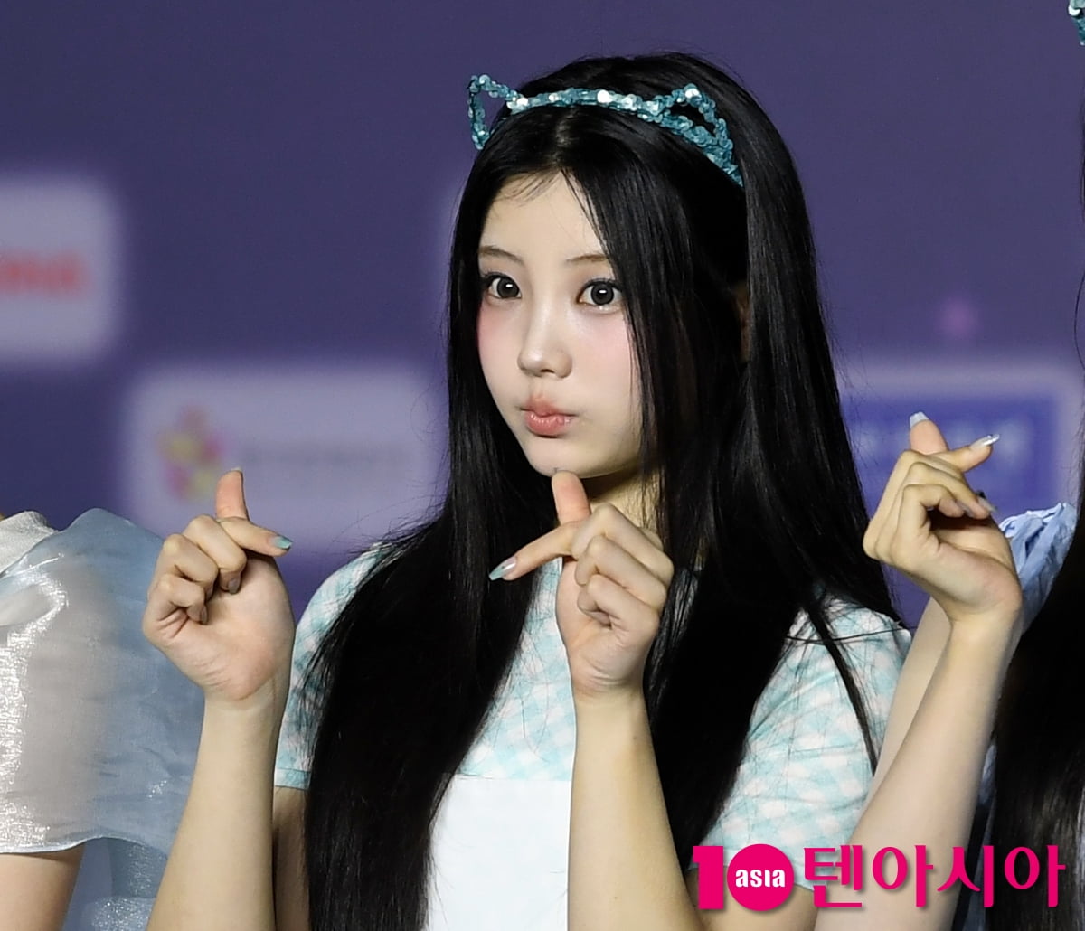 Wonhee of ILLIT Shines on the Blue Carpet at '2025 SBS Gayo Daejeon Summer'