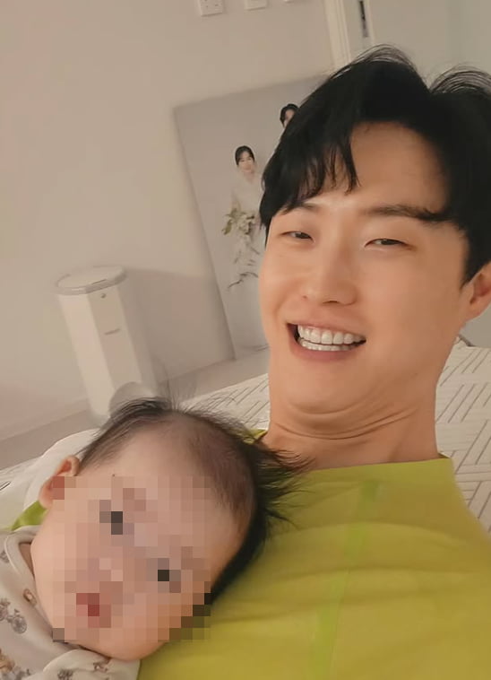 Trot Singer Wonhyuk Shares Adorable Photo of His Lookalike Daughter