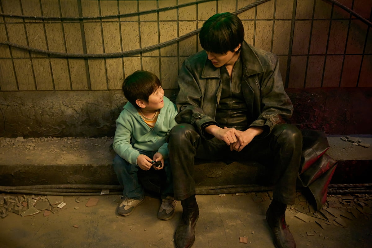 Behind-the-Scenes Chemistry Shines in 'Omniscient Reader's Viewpoint' Film Stills