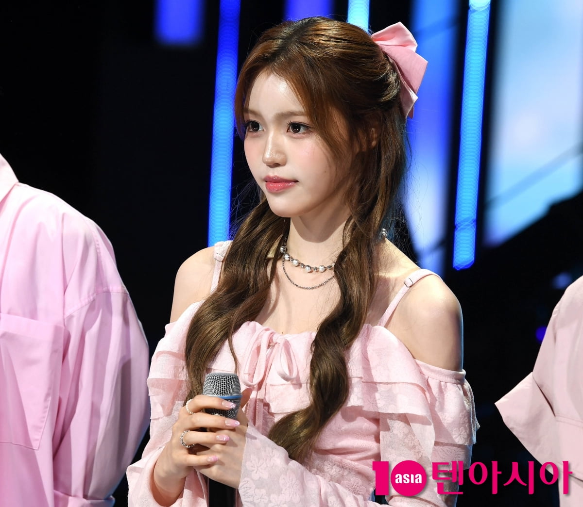 izna's Jeong Sae-bi Shines at SBS 'The Show'