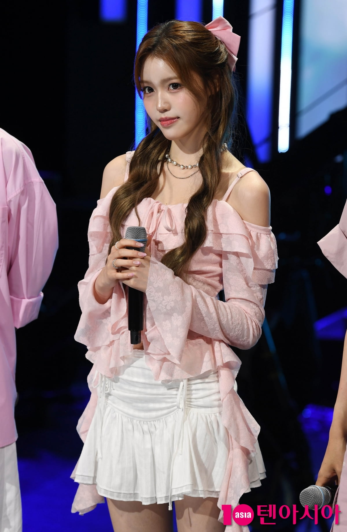 izna's Jeong Sae-bi Shines at SBS 'The Show'