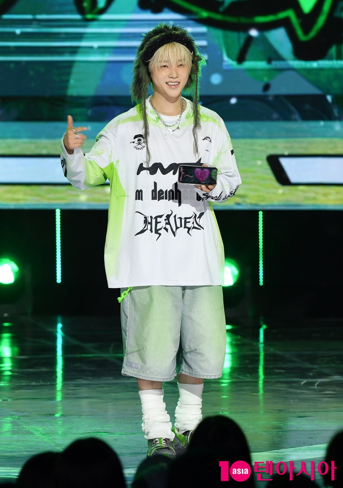 iKON's Kim Jinhwan Dazzles at SBS 'The Show' Live Broadcast