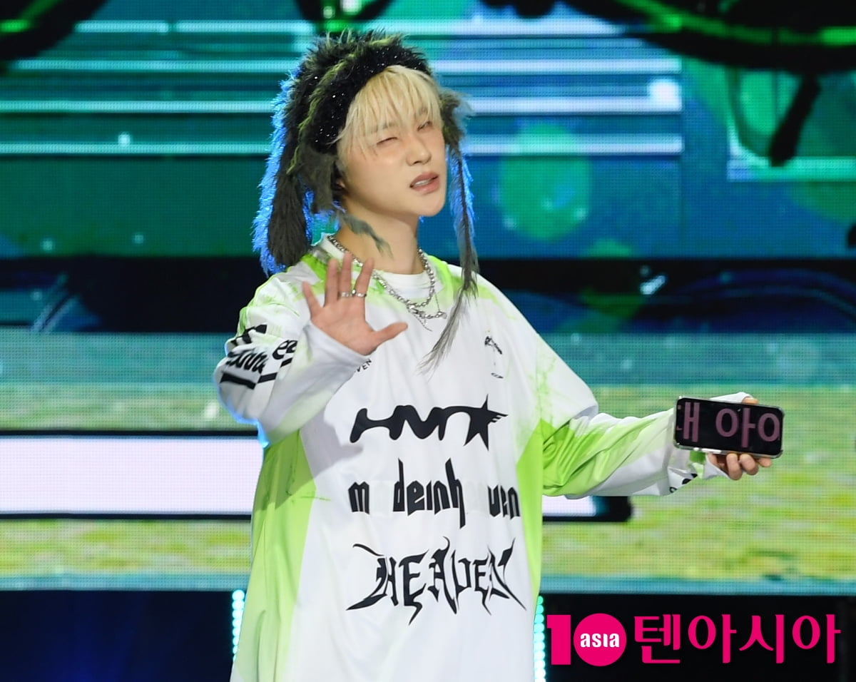 iKON's Kim Jinhwan Dazzles at SBS 'The Show' Live Broadcast