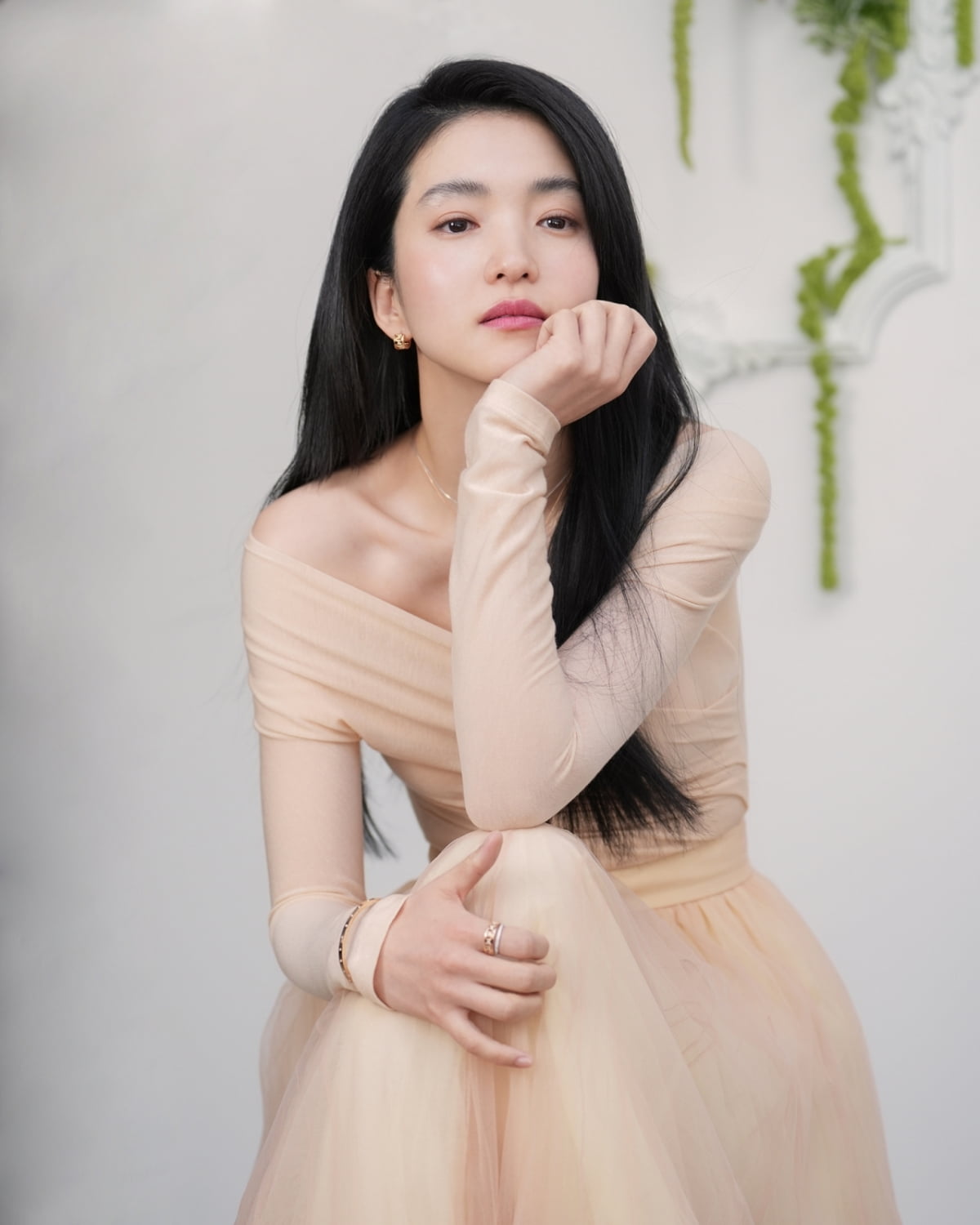 Actress Kim Tae-ri Stuns with Captivating Aura in Jewelry Campaign