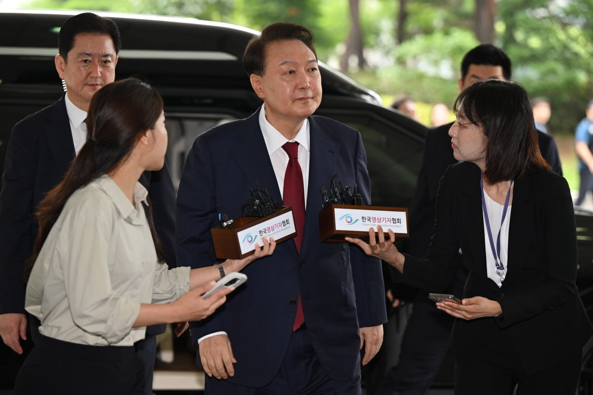 윤석열 전 대통령이 28일 피의자 신분으로 내란특검 조사를 받기 위해 서울 서초구 서울고검 청사로 출석하고 있다. /사진=연합뉴스