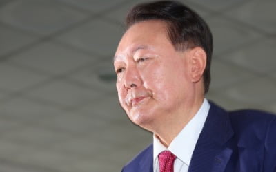 尹, 2차 조사 위해 특검 출석…묵묵부답으로 일관