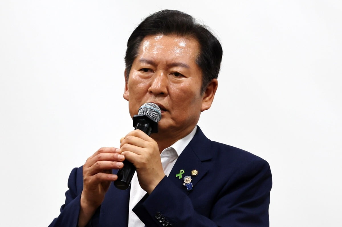 지난 6일 광주 서구 김대중컨벤션 센터에서 열린 '국민이 지키는 나라' 북콘서트에서 더불어민주당 대표 선거에 출마한 정청래 국회의원이 발언하고 있다.사진=연합뉴스