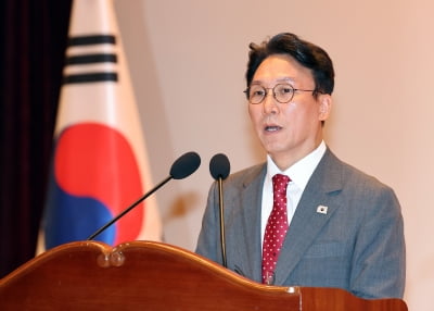 "빨강·파랑 상관없다"…김민석, '양 무늬 넥타이' 매고 총리 취임