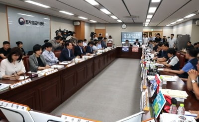 최저임금 격차 720원까지 좁혔다…노 1만900원 vs 사 1만180원 [종합]