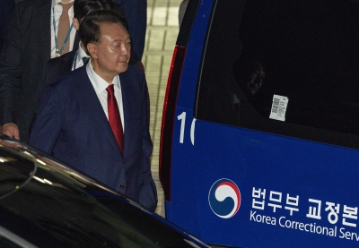 尹, 머그샷 찍고 에어컨 없는 독방에…경호 절차 중단