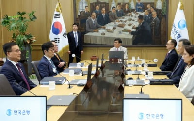[속보] 이창용 "기준금리 연 2.50% 유지, 전원일치 동결"